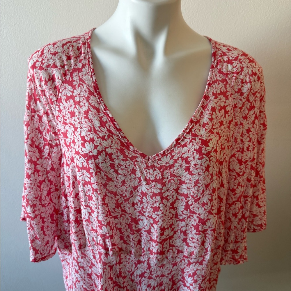 Floral V-Neck top in Red and White - Picture 3 of 4